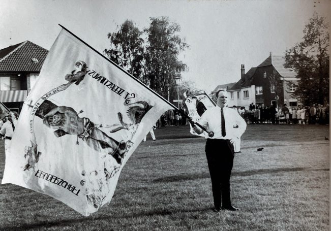 Hubert schwenkt vor
